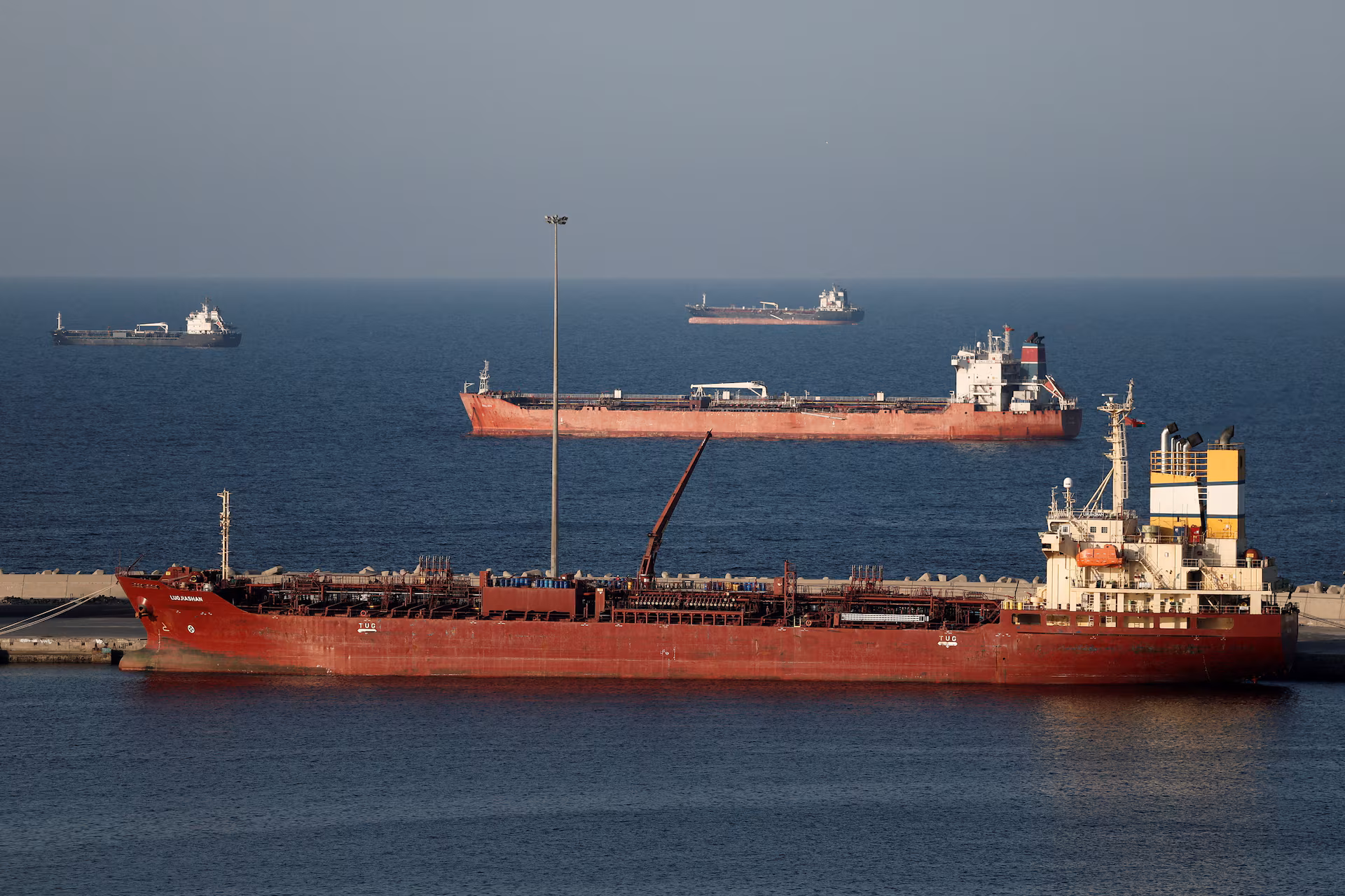 هرمز وباب المندب.. ماذا لو أغلقا في نفس الوقت؟