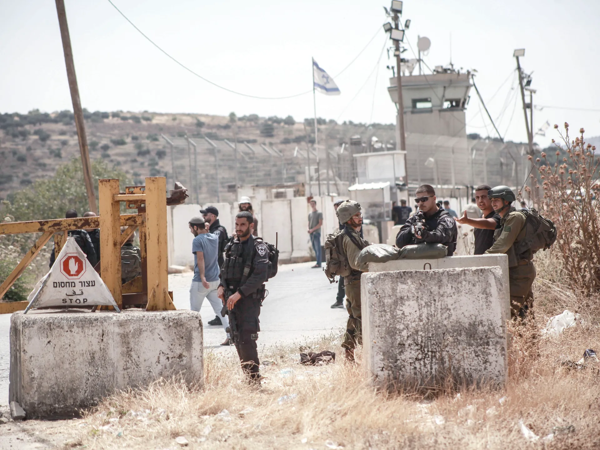 “Like a Knife in the Heart of the Village”: Testimonies from the West Bank Riven by Gates and Checkpoints 28 نون بوست