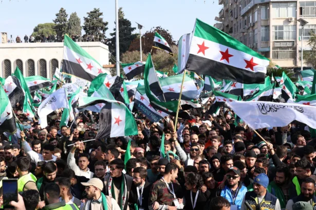 في الذكرى الـ15.. هل تنجح سوريا في الانتقال من الثورة إلى الدولة؟