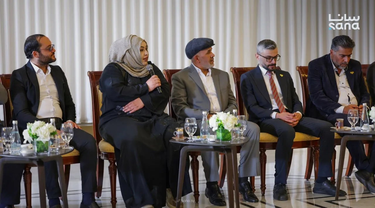 امرأة واحدة فقط.. لماذا غاب الحضور النسائي عن لقاء الشرع بالإعلاميين؟ 22 نون بوست