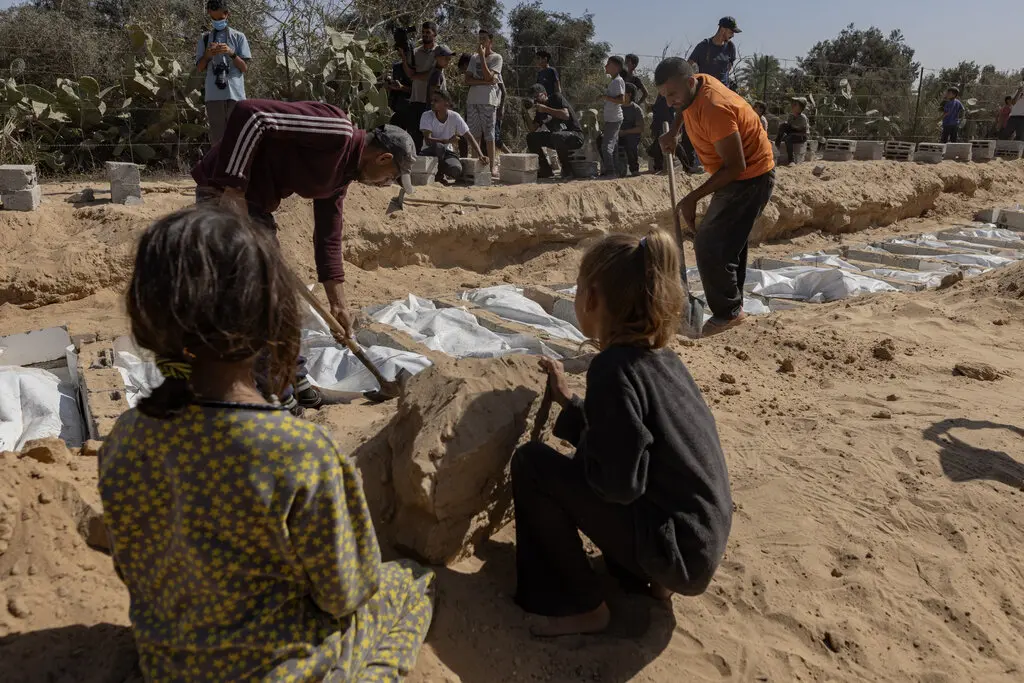 The Deferred Right to Farewell: Thousands Trapped Beneath Gaza’s Rubble 31 نون بوست