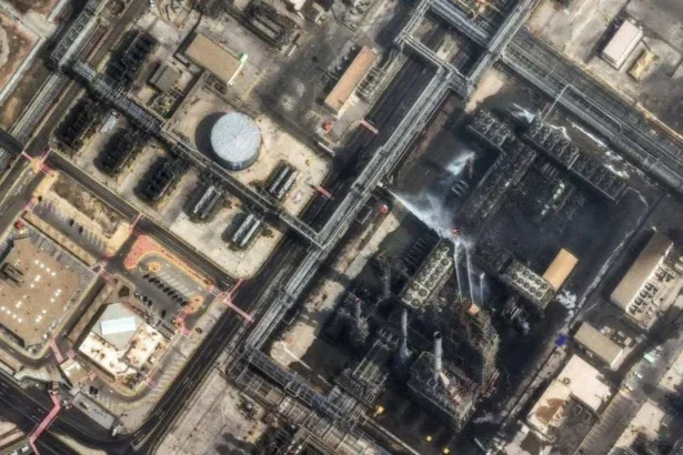 صور أقمار صناعية تظهر حجم الأضرار الناجمة عن الهجوم على مصفاة نفط في رأس تنورة