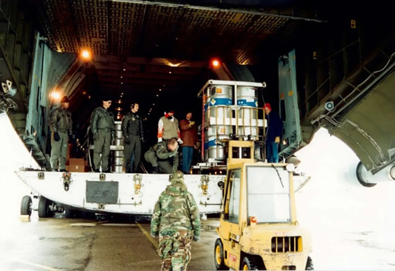 الورقة الأخيرة.. تفاصيل الخطة الأمريكية لسرقة المخزون النووي الإيراني 28 طائرة نقل عسكرية من طراز C-5 Galaxy تابعة لسلاح الجو الأمريكي يتم تحميلها باليورانيوم عالي التخصيب في كازاخستان