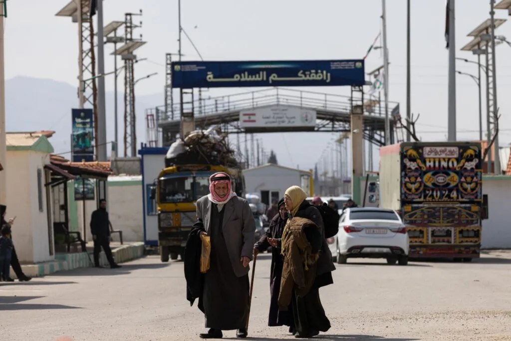 على الحدود السورية-اللبنانية: عودة اللاجئين تُوقظ رغبة الانتقام من حزب الله 28 نون بوست