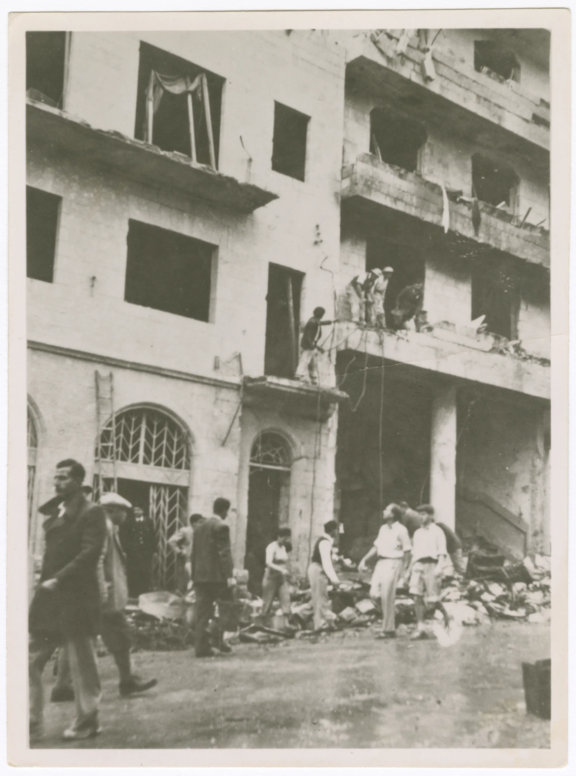 On the Threshold of the Nakba: The Carried Memory in the Moment of Expulsion 41 نون بوست