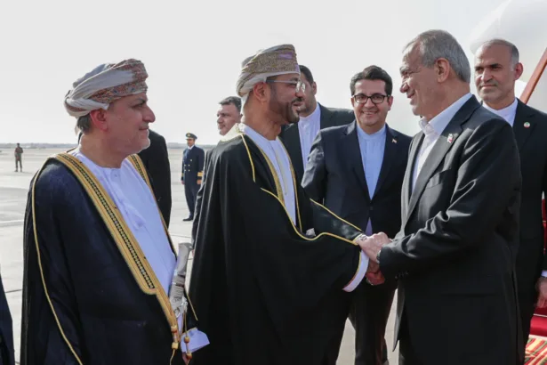 ثنائية الحياد الوظيفي والواقعية السياسية.. مقاربة مسقط إزاء حرب إيران