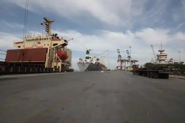 بالأرقام والخرائط: كم تخسر إيران يوميًا من حصار موانئها؟