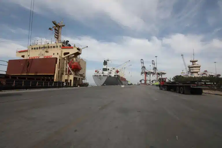 بالأرقام والخرائط: كم تخسر إيران يوميًا من حصار موانئها؟