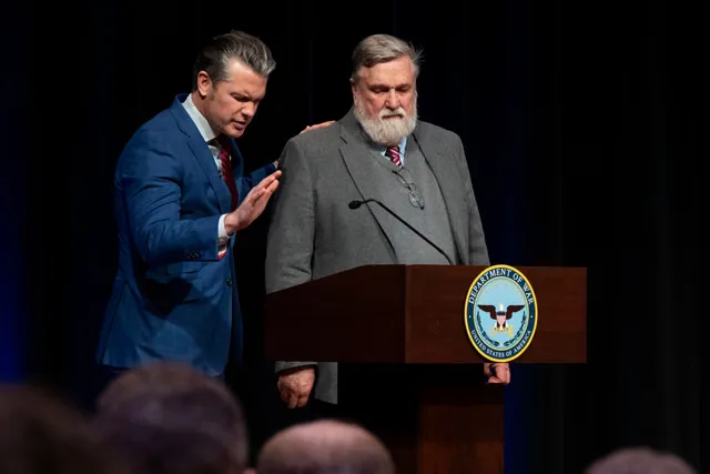 بيت هيجسيث: وزير حرب صليبي يُكرّس "المسيحية القتالية" داخل البنتاغون 26 نون بوست