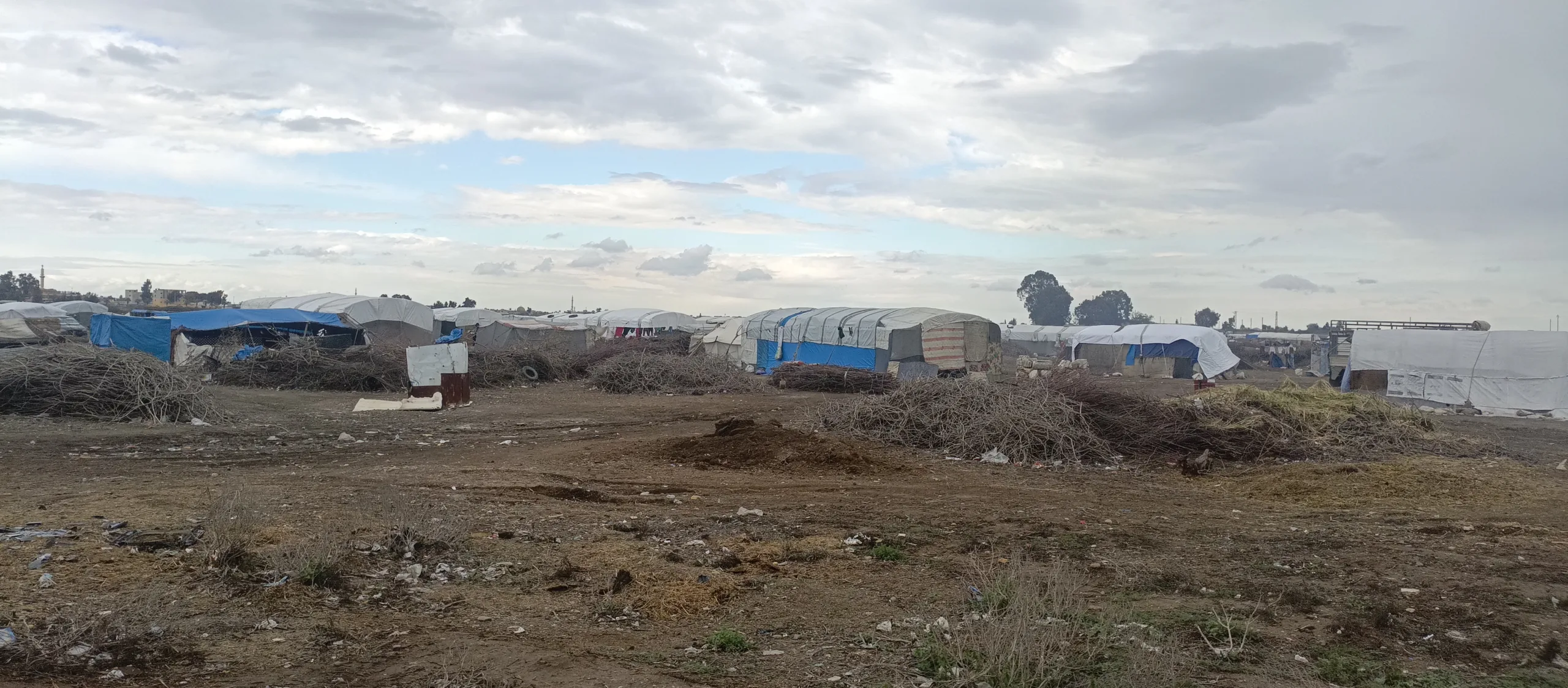 النازحون في الرقة.. حياة قاسية داخل مخيمات تفتقر لأبسط مقومات العيش 28 نون بوست