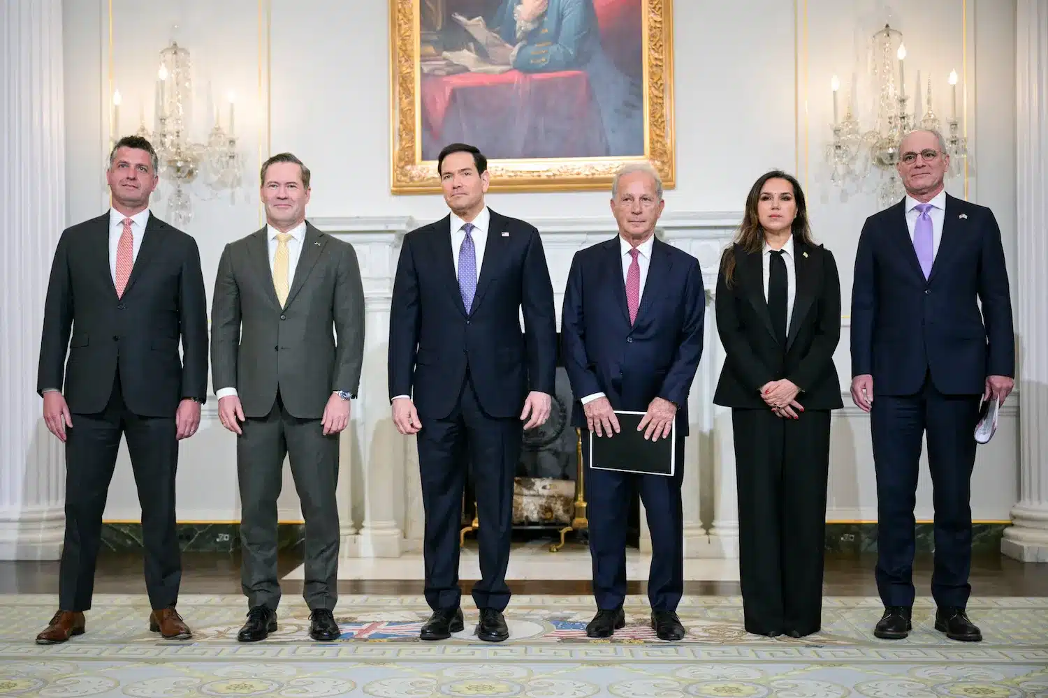 وزير الخارجية الأمريكي لدى استقباله السفيرة اللبنانية والسفير الإسرائيلي في واشنطن (AFP)