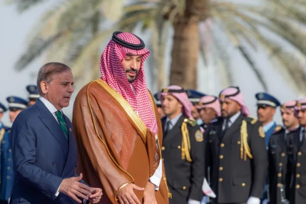 أبوظبي تضغط والرياض والدوحة تسندان.. باكستان في قلب التوازنات الخليجية