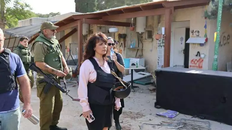 ذراع الموساد في المحاكم الدولية.. ما قصة "شورات هادين"؟ 28 نيتسانا درشان-لايتنر مؤسسة شورات هادين برفقة جيش الاحتلال