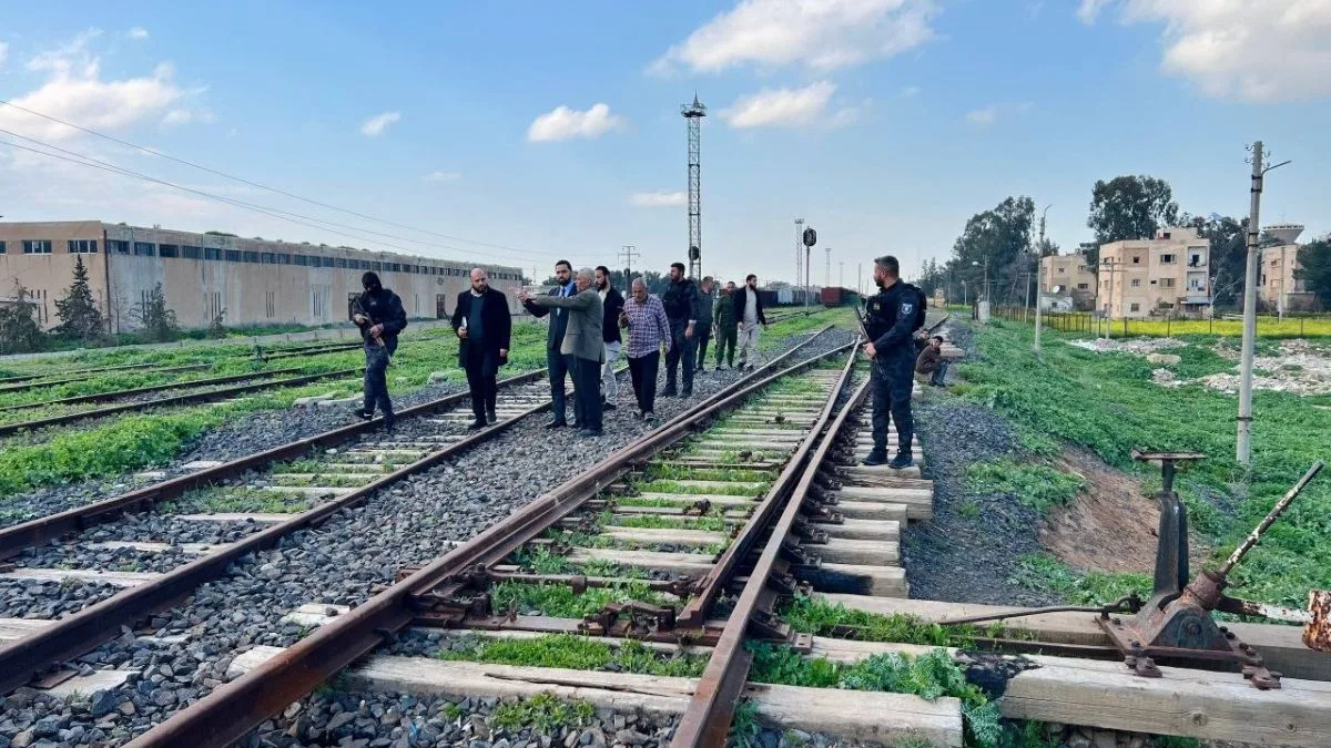 سكة حديد الخليج - أوروبا.. ماذا ينقصها لتتحول إلى حقيقة؟ 28 ما زالت مناطق واسعة من سوريا غير مستقرة، وقد تعرقل أي صراعات جديدة أي مشروع بنية تحتية