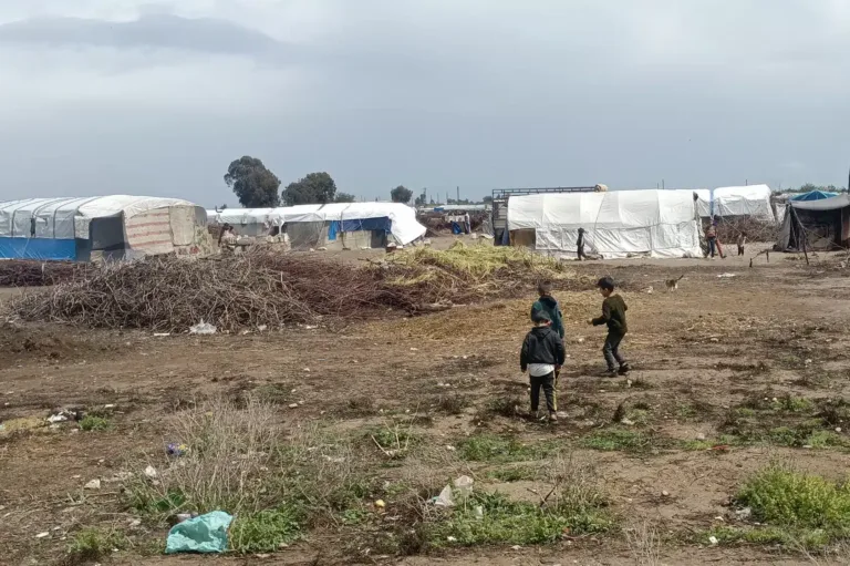 النازحون في الرقة.. حياة قاسية داخل مخيمات تفتقر لأبسط مقومات العيش