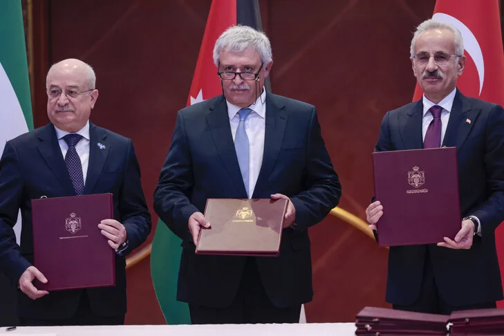 سكة حديد الخليج - أوروبا.. ماذا ينقصها لتتحول إلى حقيقة؟ 27 وقعت تركيا والأردن وسوريا مذكرة تفاهم ثلاثية بشأن التعاون في مجال النقل