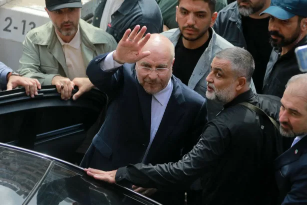 محمد باقر قاليباف: صلة الوصل بين العسكر والسياسة في زمن الحرب