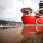 سفينة تشاغري بك لحظة انطلاقها نحو الصومال برفقة ثلاث فرقاطات حربية لحمايتها