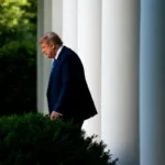 يقف دي جي فانس نائب الرئيس وكابينة ترامب الحالية خلفه بقوة