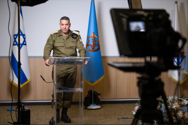 كيف تتحكم وحدة الدعاية في الجيش الإسرائيلي بالتغطية الإعلامية؟