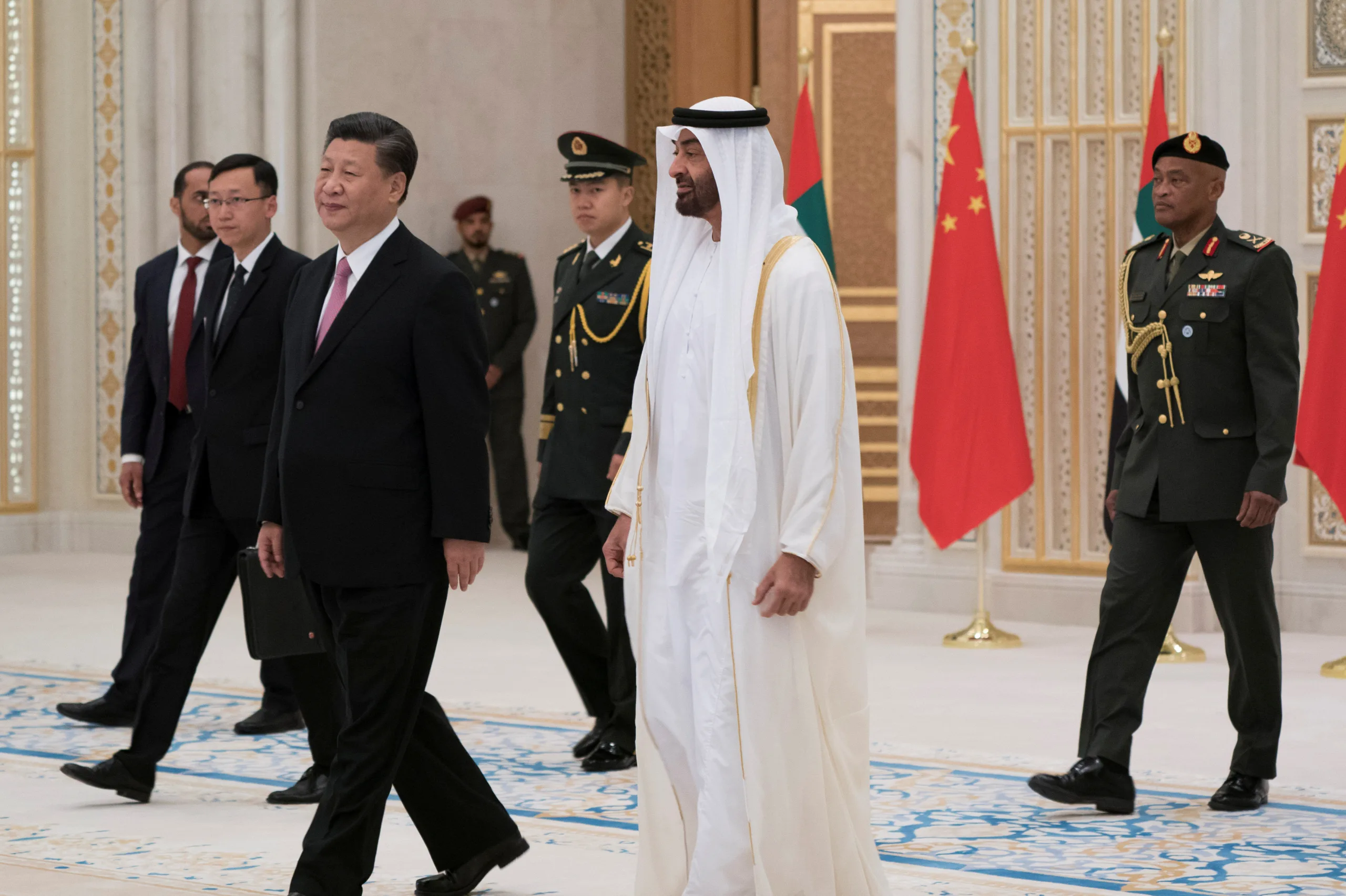 شراكات آسيوية وممرات بديلة.. استراتيجية أبوظبي للهروب من المظلة الخليجية 28 نون بوست