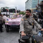 يقدّم عناصر من الحرس الثوري والباسيج دورات قصيرة للمدنيين على التعامل مع الكلاشينكوف