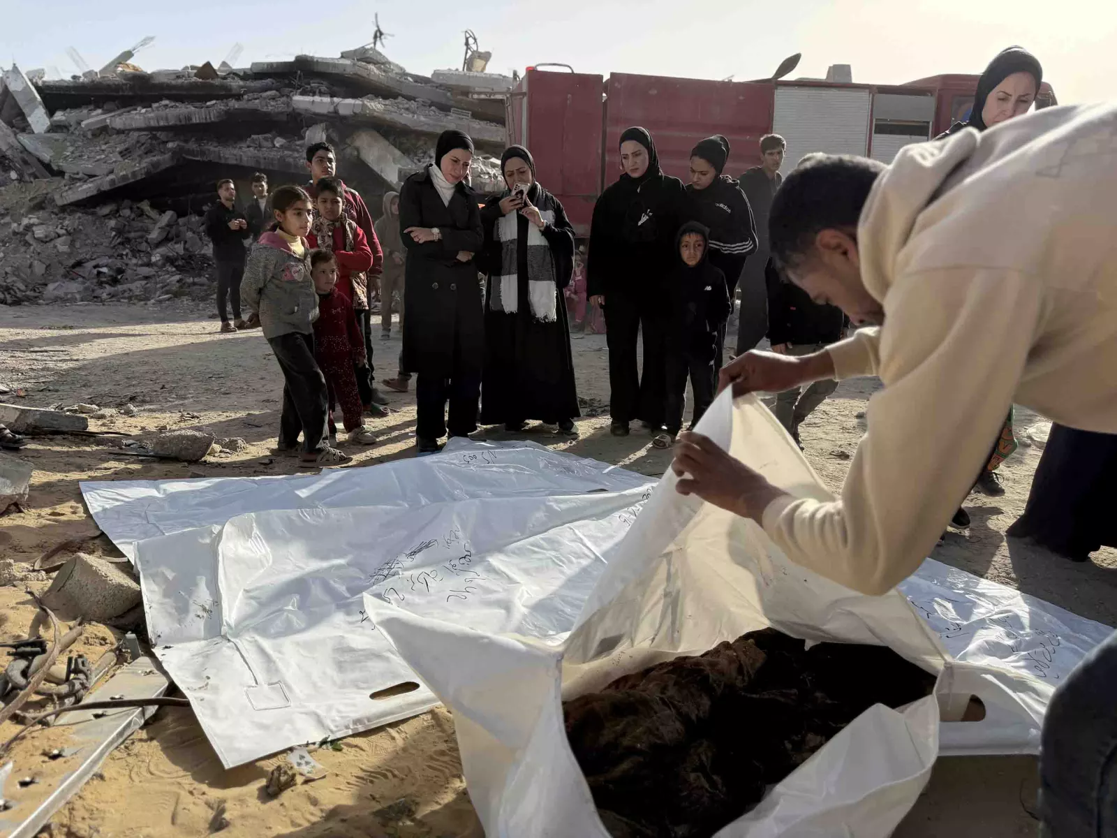 هياكل عظمية بملابسها.. انتشال الجثث من تحت أنقاض غزة ينكأ جراح الناجين 31 نون بوست