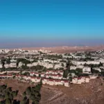 صورة جوية تُظهر مستوطنة معاليه أدوميم في الضفة الغربية المحتلة (رويترز)
