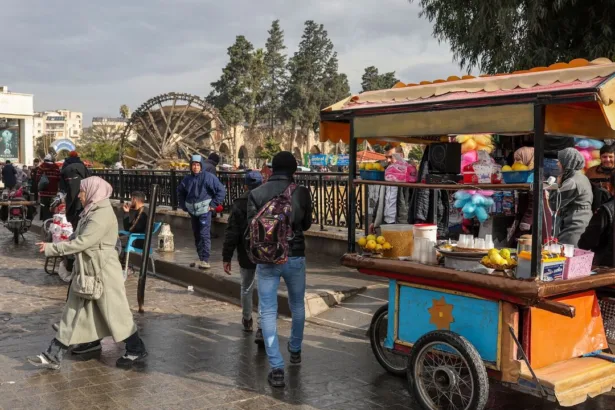 بين الداخل والخارج.. كيف يتفاعل السوريون مع قرارات الحكومة السورية؟