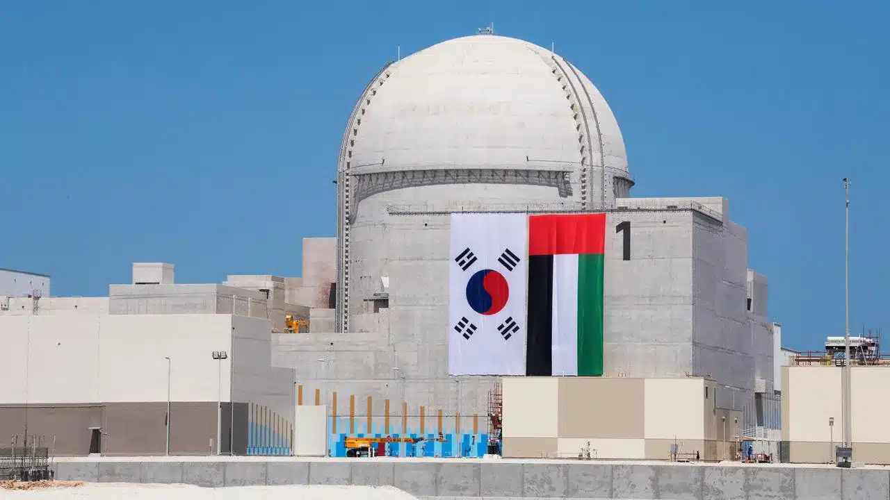 تحت نيران المسيّرات.. ماذا حدث في محطة براكة النووية بالإمارات؟ 26 جرى تطوير محطة براكة بواسطة مؤسسة الإمارات للطاقة النووية بالشراكة مع ائتلاف كوري