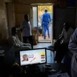شاشة حاسوب تعرض سجلاً لجثة مجهولة الهوية في قاعدة بيانات الأشخاص المفقودين في مستشفى الناو في أم درمان، 18 أبريل 2026 (AP)