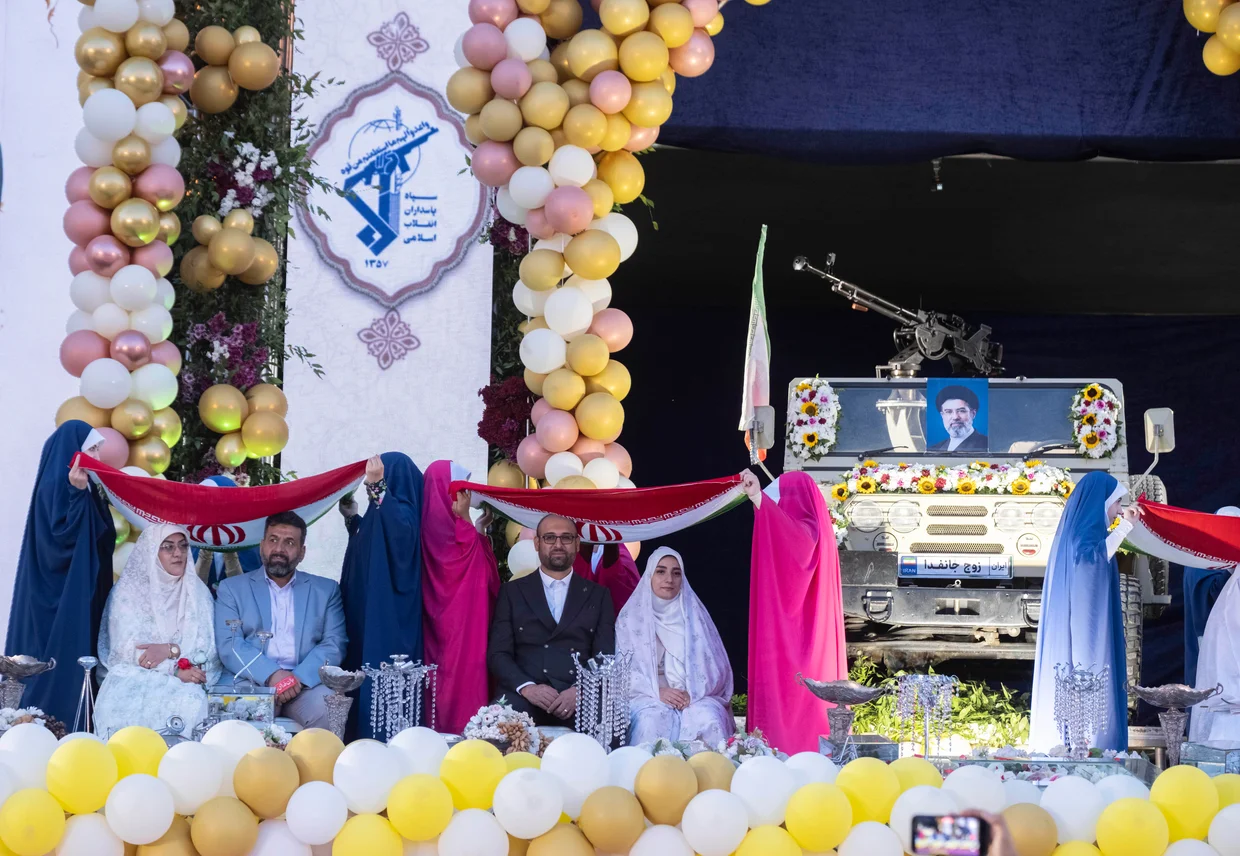 كلاشينكوف في الساحات.. كيف تعبّئ إيران المدنيين للحرب؟ 27 يزف الأزواج في إيران على متن شاحنات عسكرية مزودة برشاشات