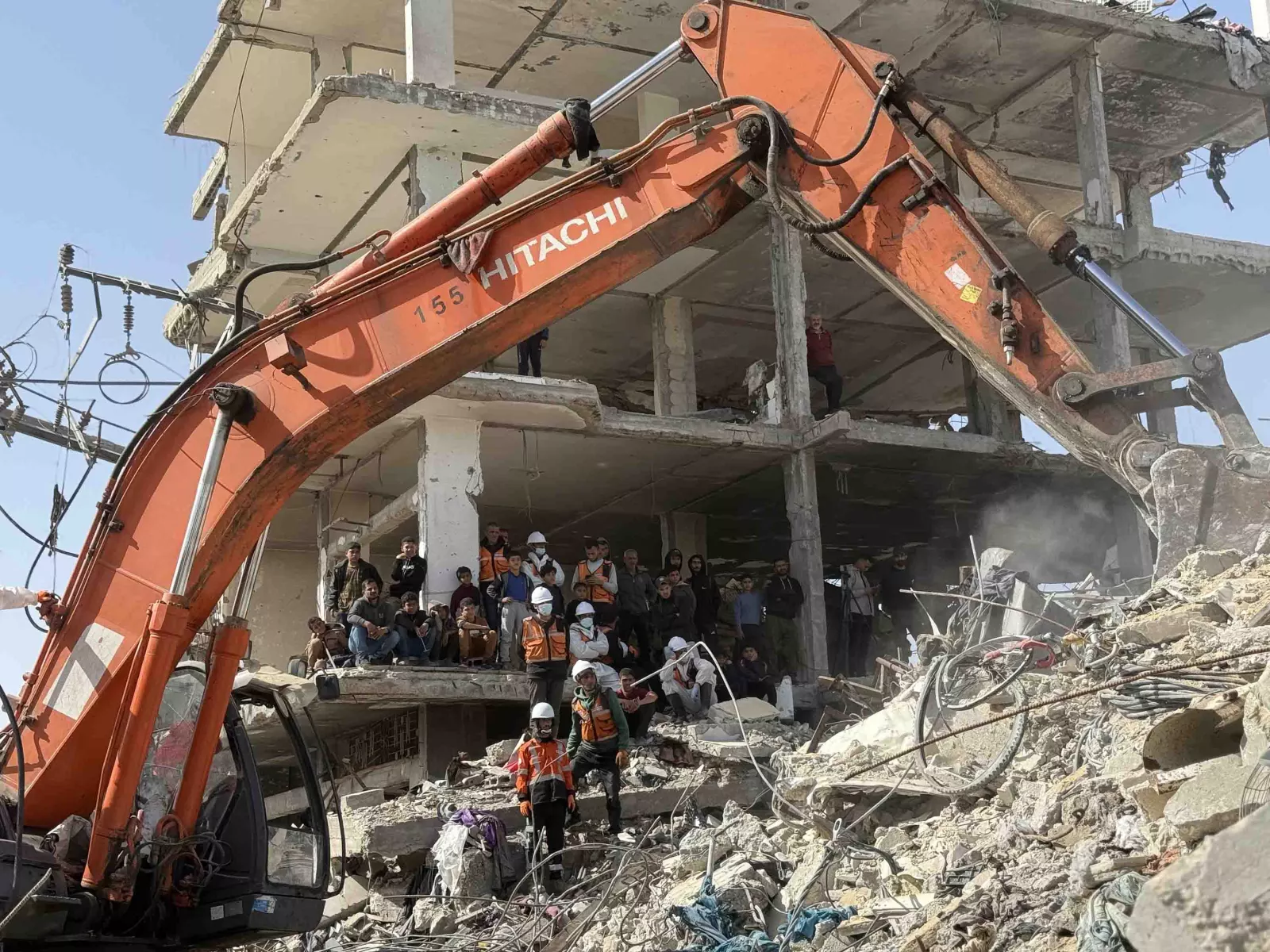 هياكل عظمية بملابسها.. انتشال الجثث من تحت أنقاض غزة ينكأ جراح الناجين 35 نون بوست