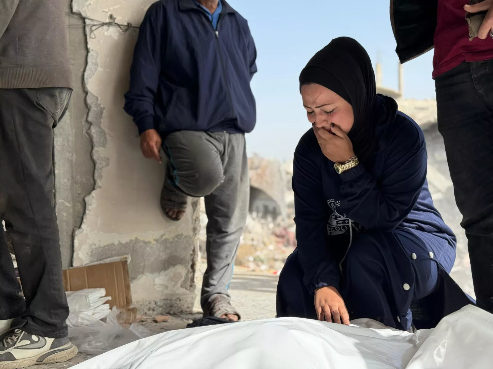 هياكل عظمية بملابسها.. انتشال الجثث من تحت أنقاض غزة ينكأ جراح الناجين 32 نون بوست