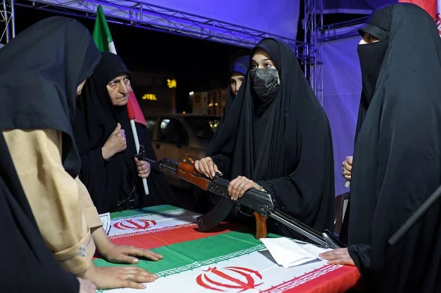 كلاشينكوف في الساحات.. كيف تعبّئ إيران المدنيين للحرب؟ 26 تشارك النساء في التدريبات التي تجري في ساحات طهران