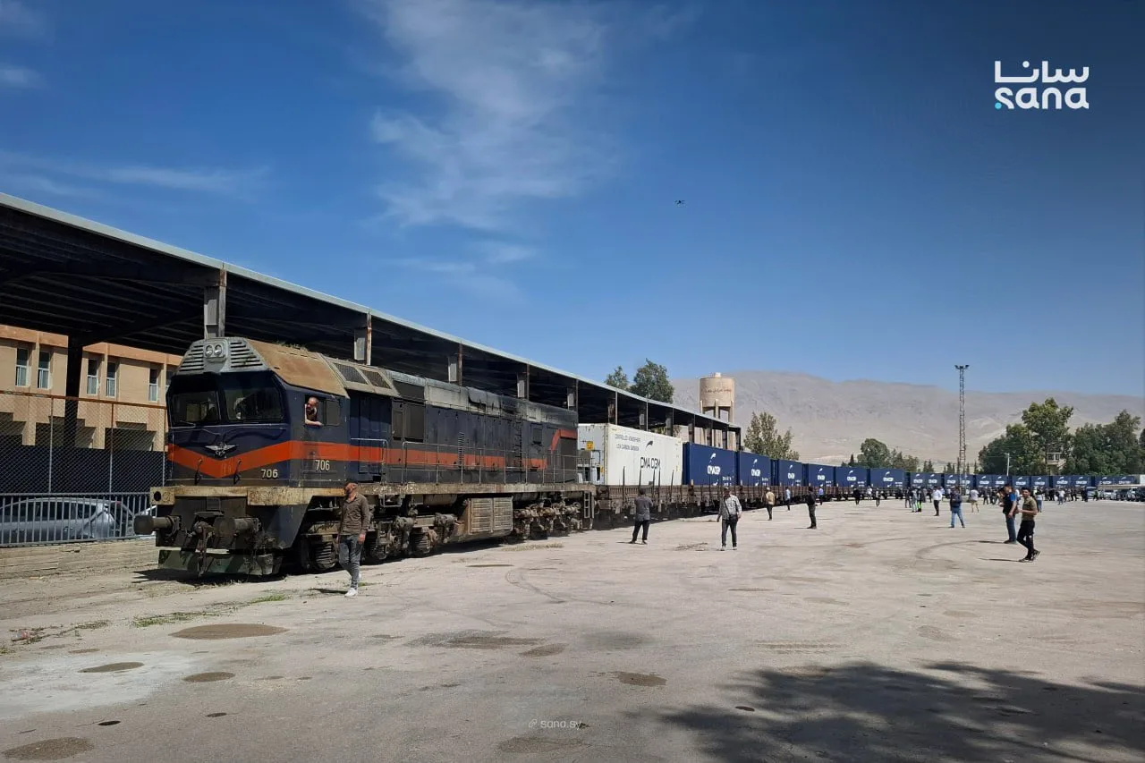 طريق البضائع من اللاذقية.. هل تنجح سوريا في وصل بحرها ببرّها؟ 28 انطلاق قطار حاويات تجريبي من ميناء اللاذقية إلى عدرا حاملاً 20 حاوية