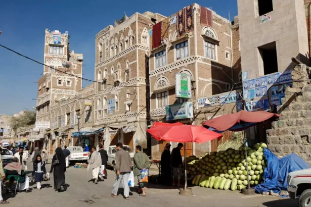 بلد واحد ودورتان ماليتان.. كيف قسّمت حرب العملة اقتصاد اليمن؟