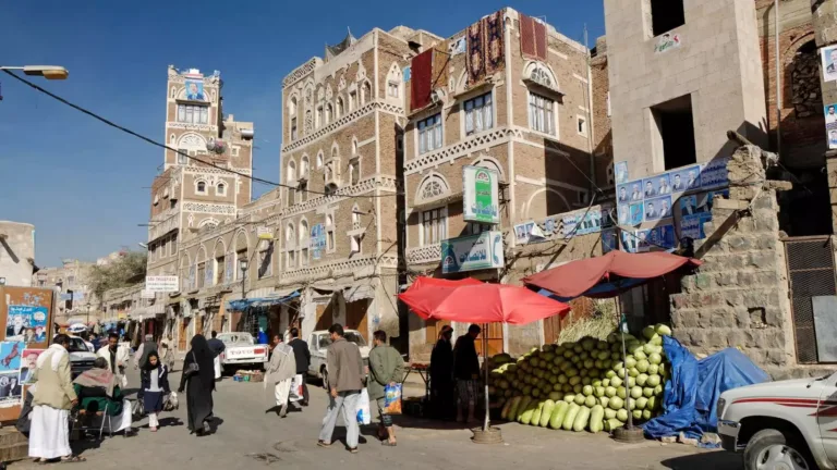 بلد واحد ودورتان ماليتان.. كيف قسّمت حرب العملة اقتصاد اليمن؟