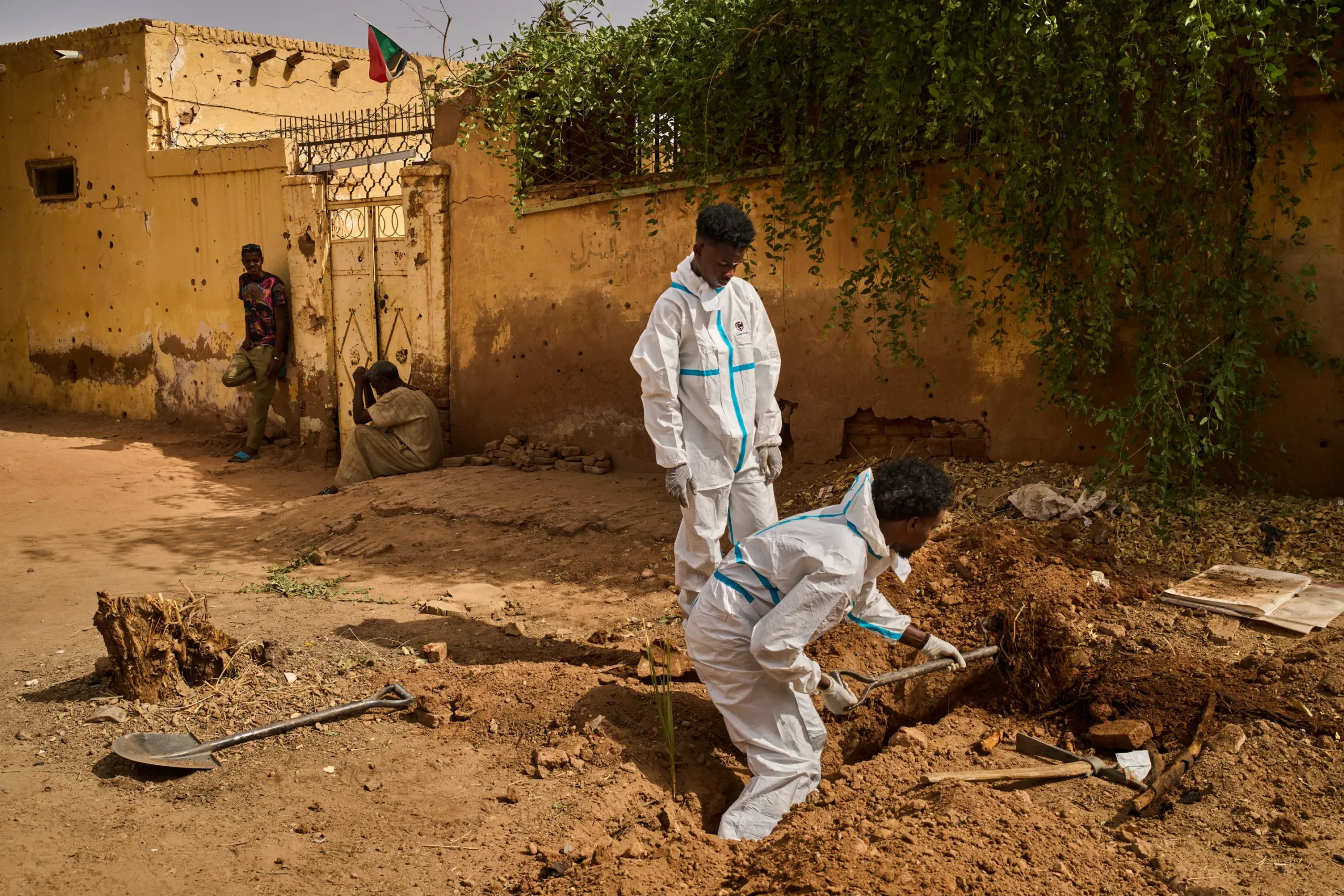 قبور بلا أسماء.. كم عدد المفقودين في حرب السودان؟ 27 موظفون من مؤسسة الطب الشرعي السودانية يستخرجون جثة مسن قُتل عام 2023 على يد مليشيات الدعم السريع، 20 أبريل 2026 (AP)