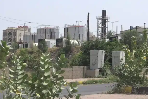 من خدمة عامة إلى تجارة أزمة.. الكهرباء التجارية تعمّق معاناة تعز