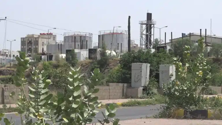 من خدمة عامة إلى تجارة أزمة.. الكهرباء التجارية تعمّق معاناة تعز