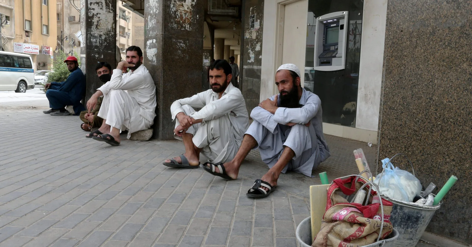 ليست حربهم لكنهم يدفعون الثمن.. العمالة الوافدة في الخليج تحت ضغط التصعيد 26 نون بوست
