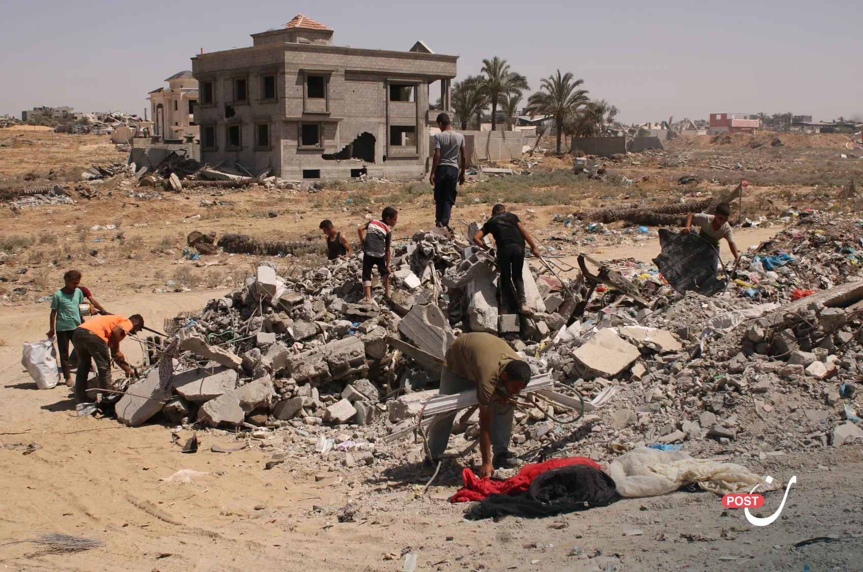 Amid the rubble and graveyards, Gaza’s children are forced into work to support their families 32 نون بوست