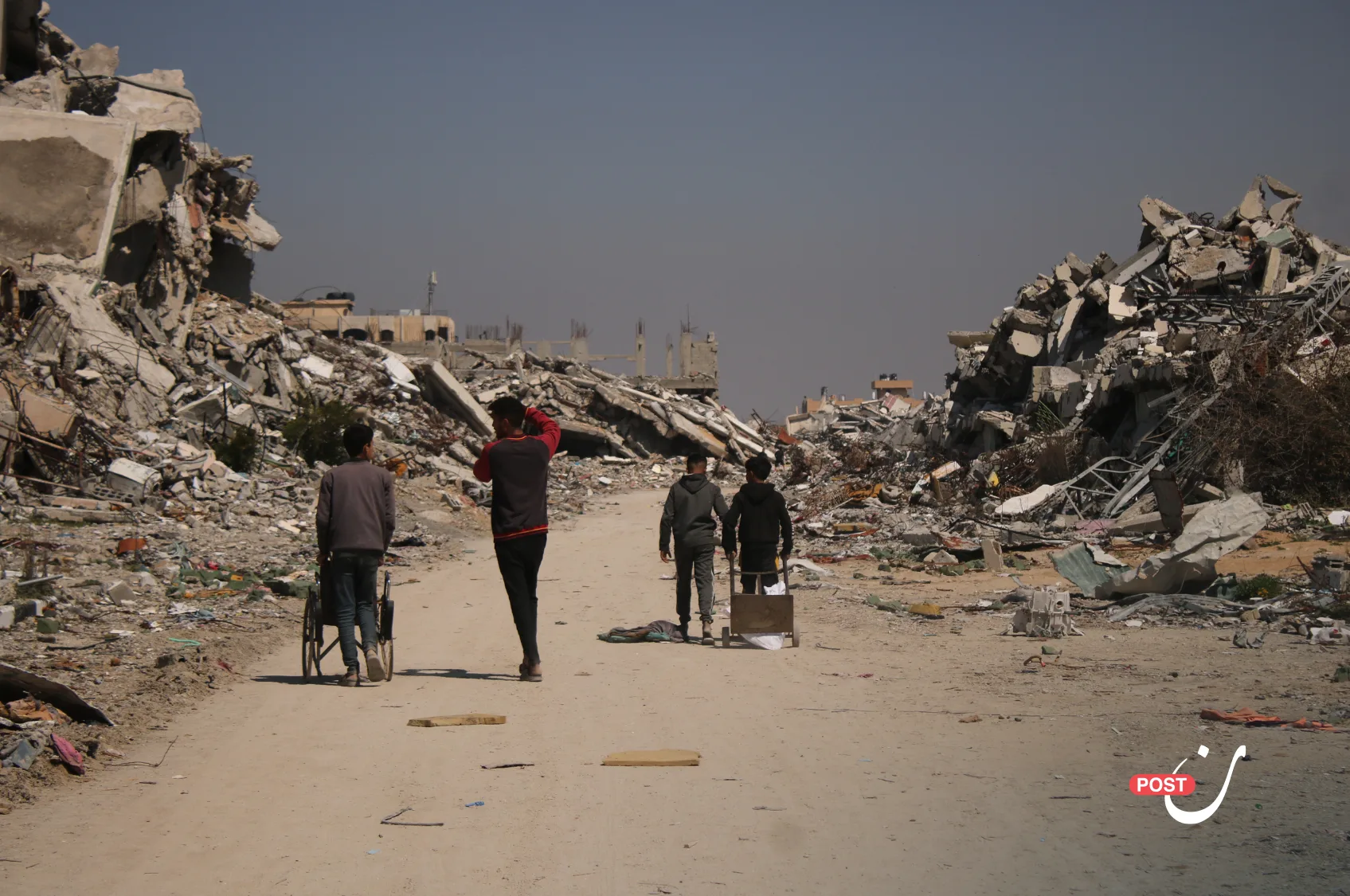 Amid the rubble and graveyards, Gaza’s children are forced into work to support their families 33 نون بوست