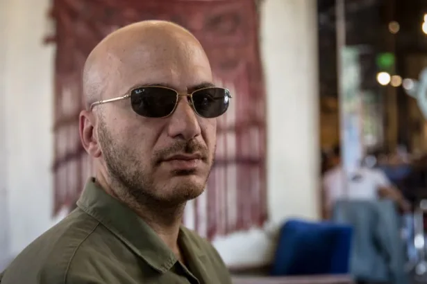 محاكمتنا بقوانين الأسد: قضية حسان عقاد واختبار حرية التعبير في سوريا الجديدة