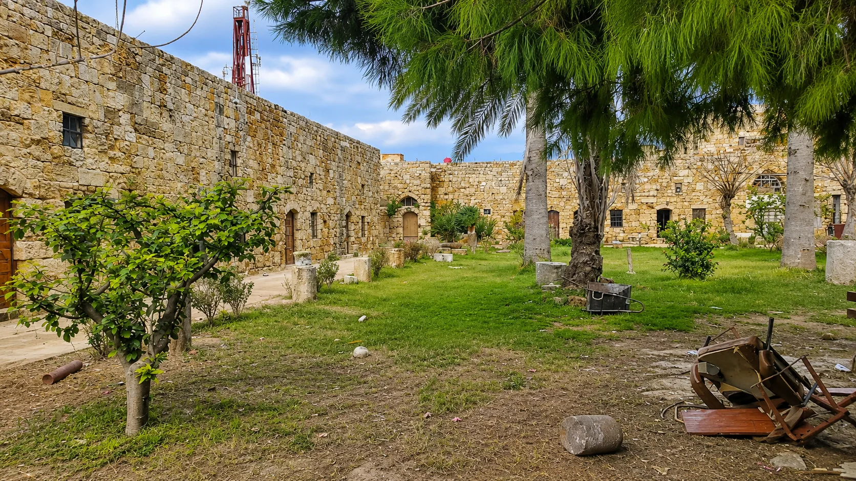منسية على شاطئ طرطوس.. أرواد بين وعود التنمية وعبء التهميش 27 نون بوست