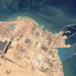 صورة ملتقطة بالأقمار الصناعية من شركة "بلانيت لابز بي بي سي" للمنطقة الصناعية في رأس لفان، 6 مارس/آذار 2026 (AP)
