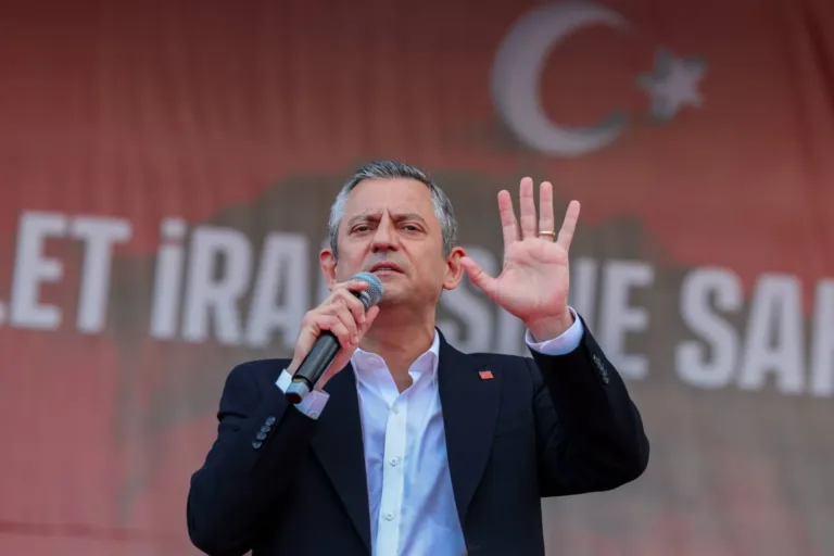على خطى أردوغان.. هل يصنع أوزيل مجده السياسي من رحم الانشقاق؟