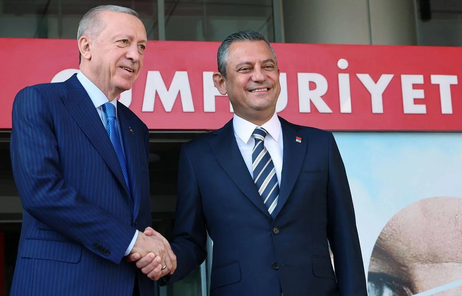 على خطى أردوغان.. هل يصنع أوزيل مجده السياسي من رحم الانشقاق؟ 28 قد يعمل أوزغور أوزيل على اتباع خطى أردوغان بتأسيس حزب جديد