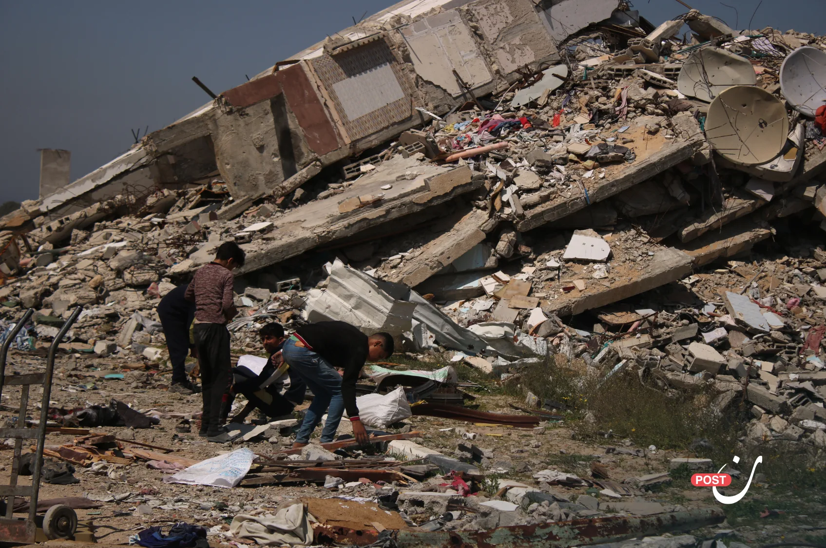 Amid the rubble and graveyards, Gaza’s children are forced into work to support their families 30 نون بوست